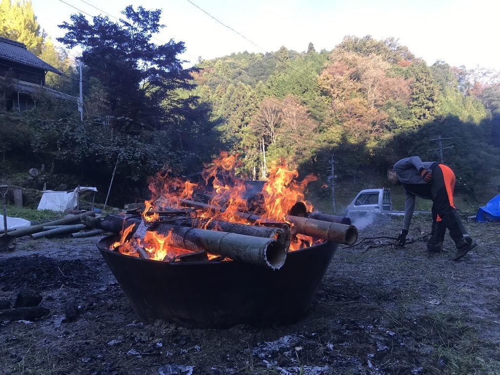 【みん職】竹林整備体験　無煙炭化器で土壌改善用の竹炭をつくろう