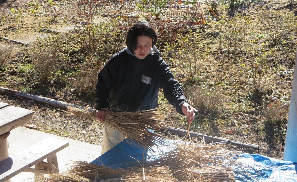 機械製造ではない手仕事の魅力！てしごとの会によるわらで鍋敷きづくり体験