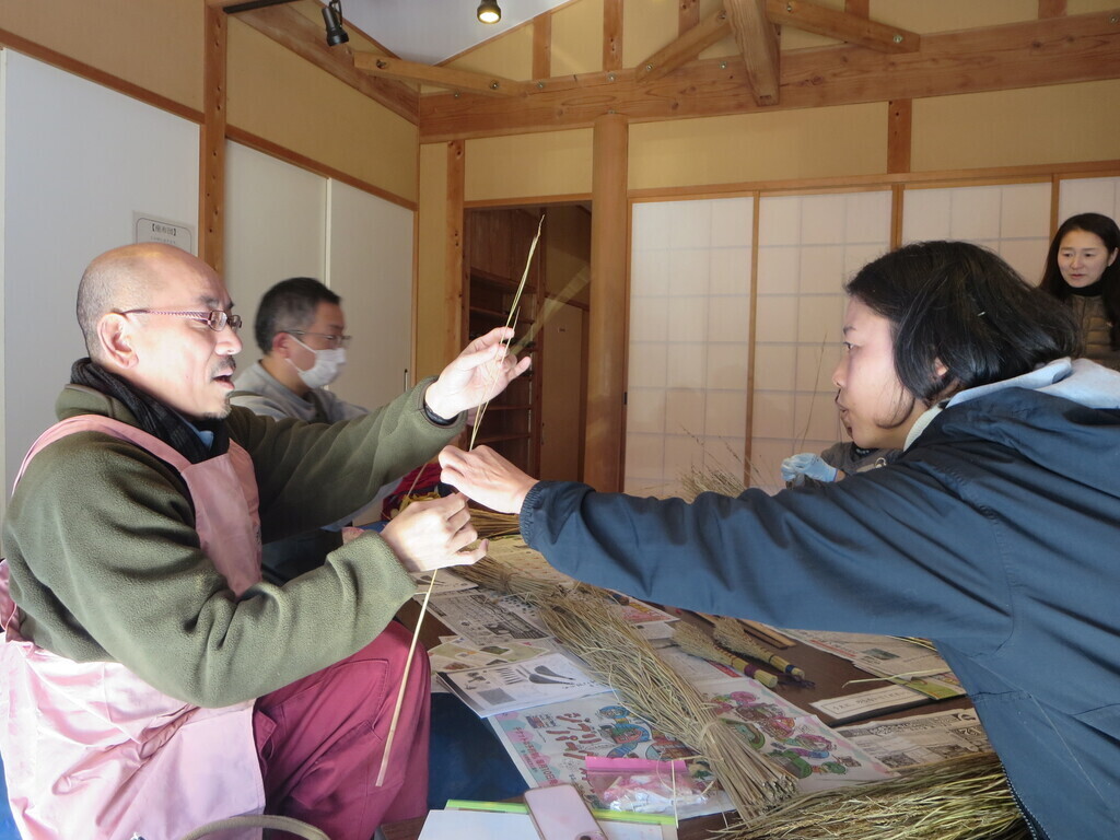 機械製造ではない手仕事の魅力！てしごとの会によるわらで鍋敷きづくり体験