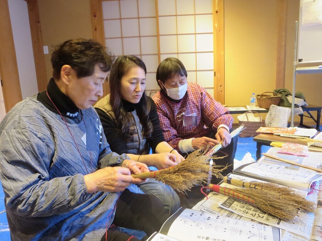 機械製造ではない手仕事の魅力！てしごとの会によるわらで鍋敷きづくり体験