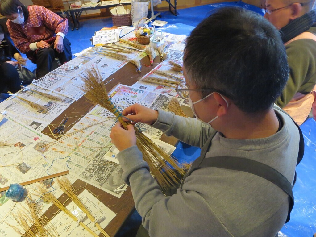 機械製造ではない手仕事の魅力！てしごとの会によるわらで鍋敷きづくり体験