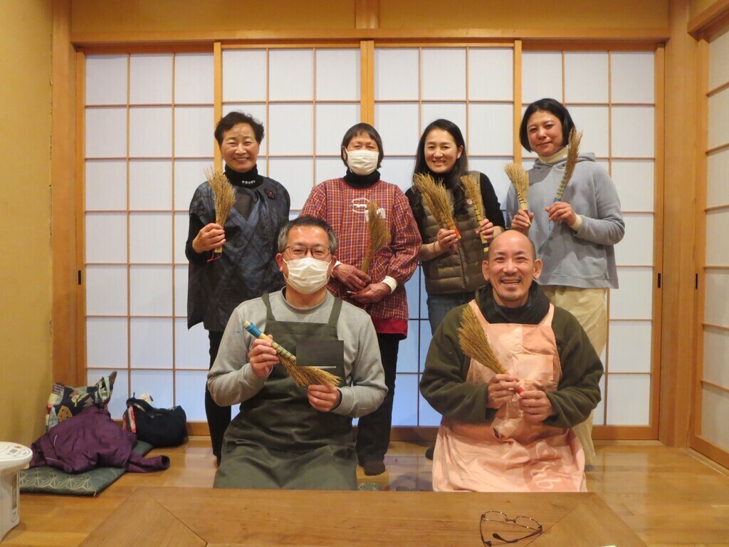 機械製造ではない手仕事の魅力！てしごとの会によるわらで鍋敷きづくり体験