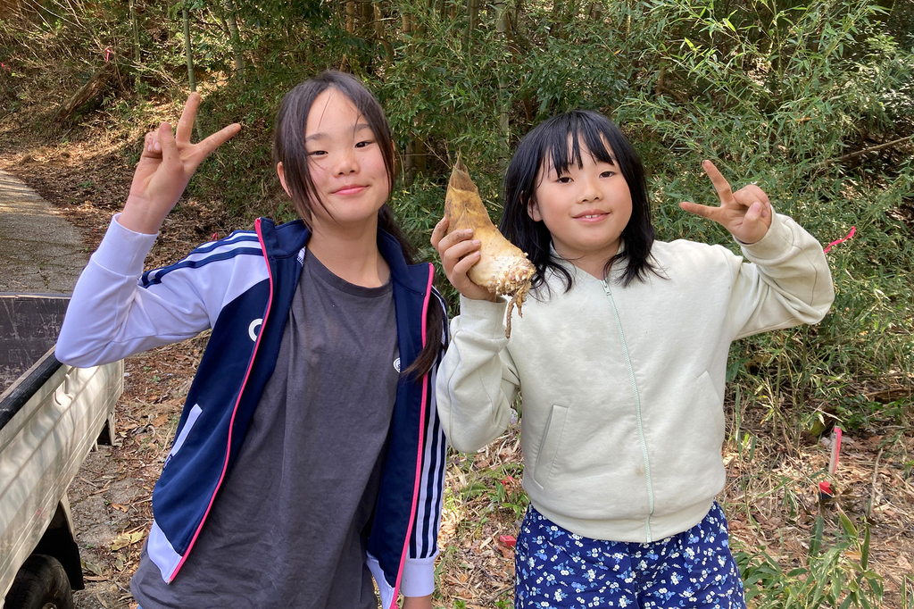 〜 旬の野草を学び、タラの芽・ウドを摘む「春の野草おかずツアー」