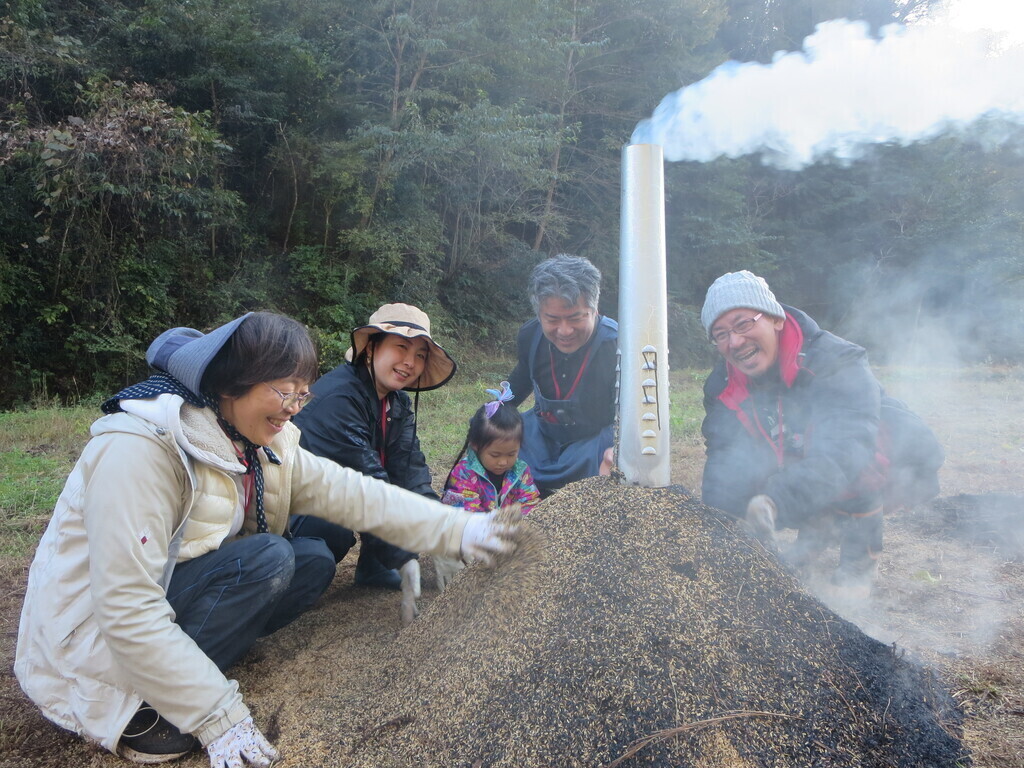 【9/5予約開始】＼秋の里山を五感で楽しむ！／ もみ殻くんたん＆ほくほく焼き芋体験inすげの里2026